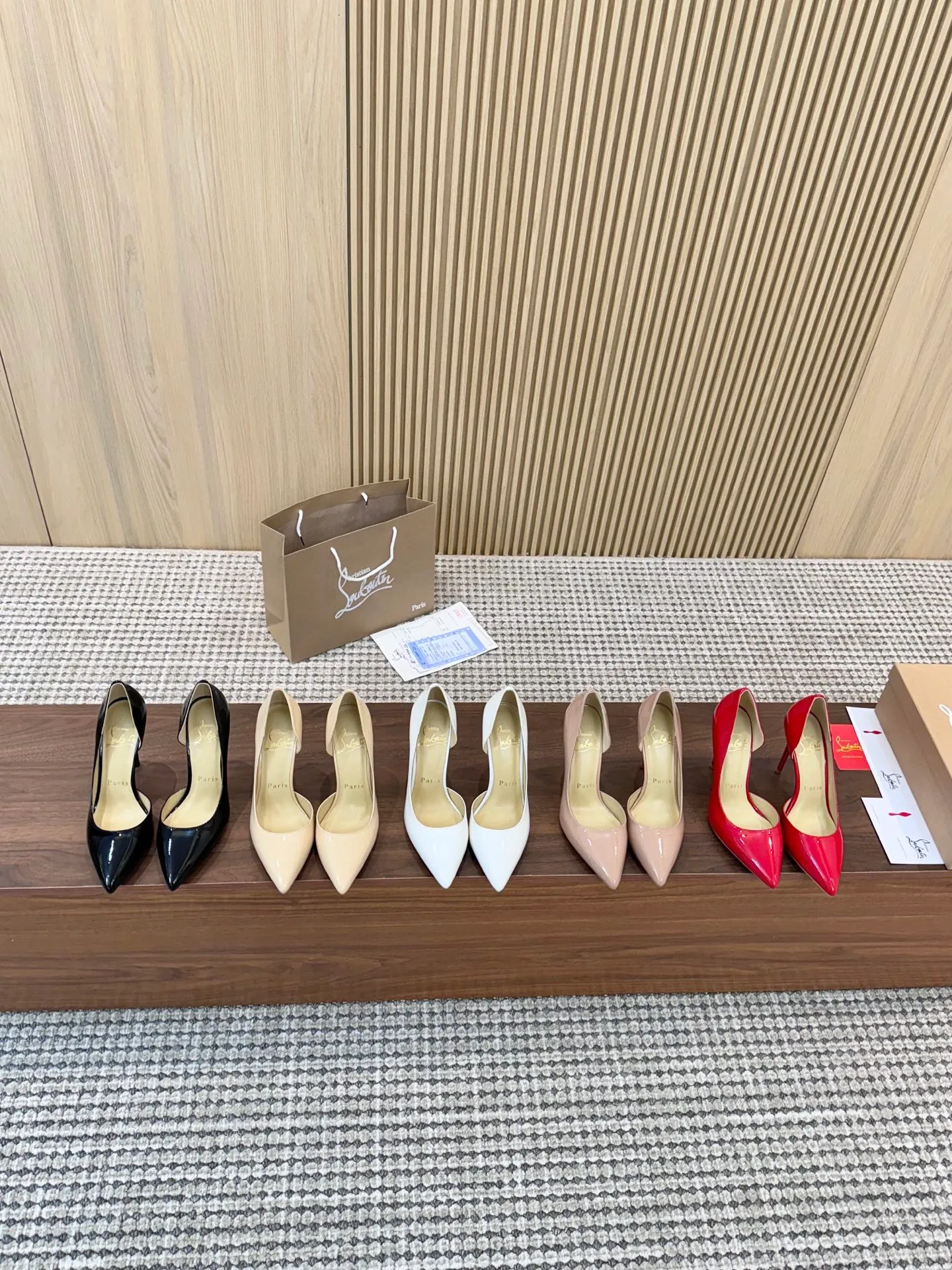 💕💕Factory direct selling price p440💕💕 Genuine leather sole +40 shipped all year round💝Christian Louboutin CL👠 "Imported cow patent leather💎Side hollow series" noble and luxurious, real blingbling👟👟 real materials, all customized by the pattern maker, and the materials are made of original customized materials to achieve the taste of the original 5 color options💍 Upper: Imported 👉cow patent leather💪 Lining: Sheepskin foot pad/lining Size: 34-40.41.42 Heel height: two options: 10.5cm and 8.5cm